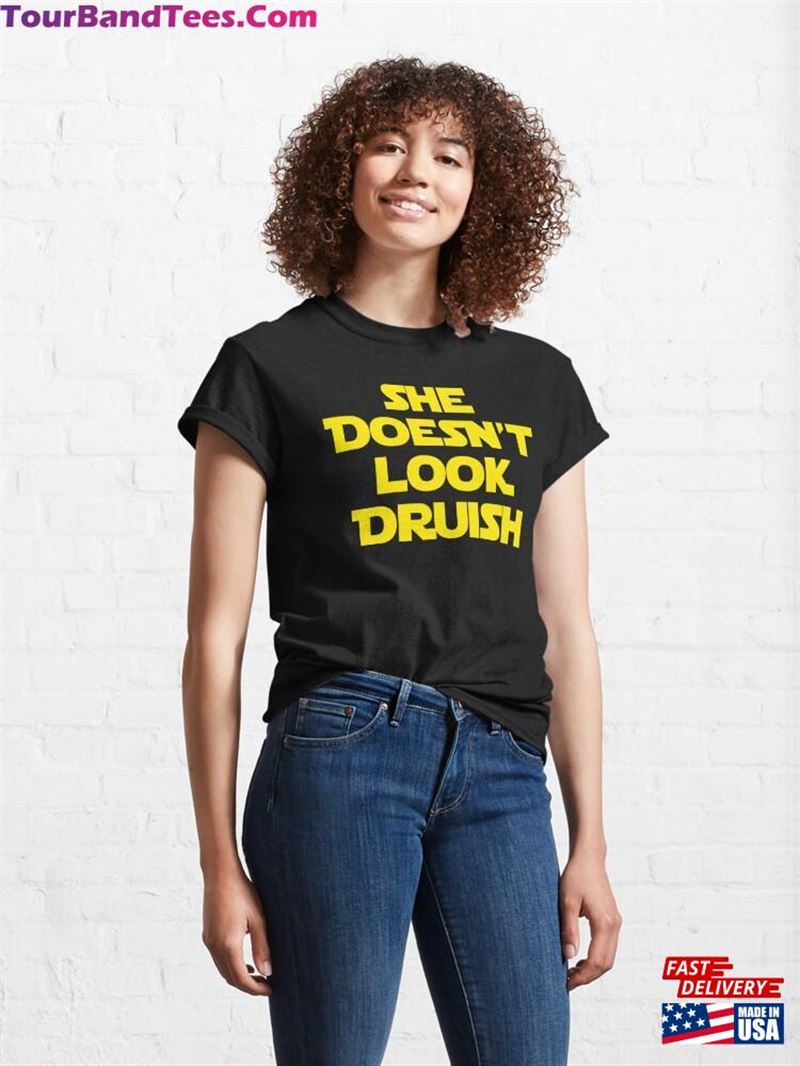 She Doesn’T Look Druish Classic T-Shirt Sweatshirt 29Uf187526 – Utopia Fashion