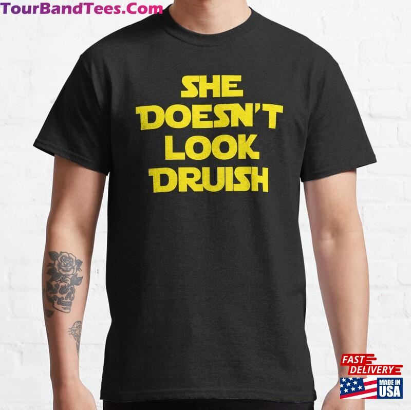 She Doesn’T Look Druish Classic T-Shirt Sweatshirt 29Uf187526 – Utopia Fashion